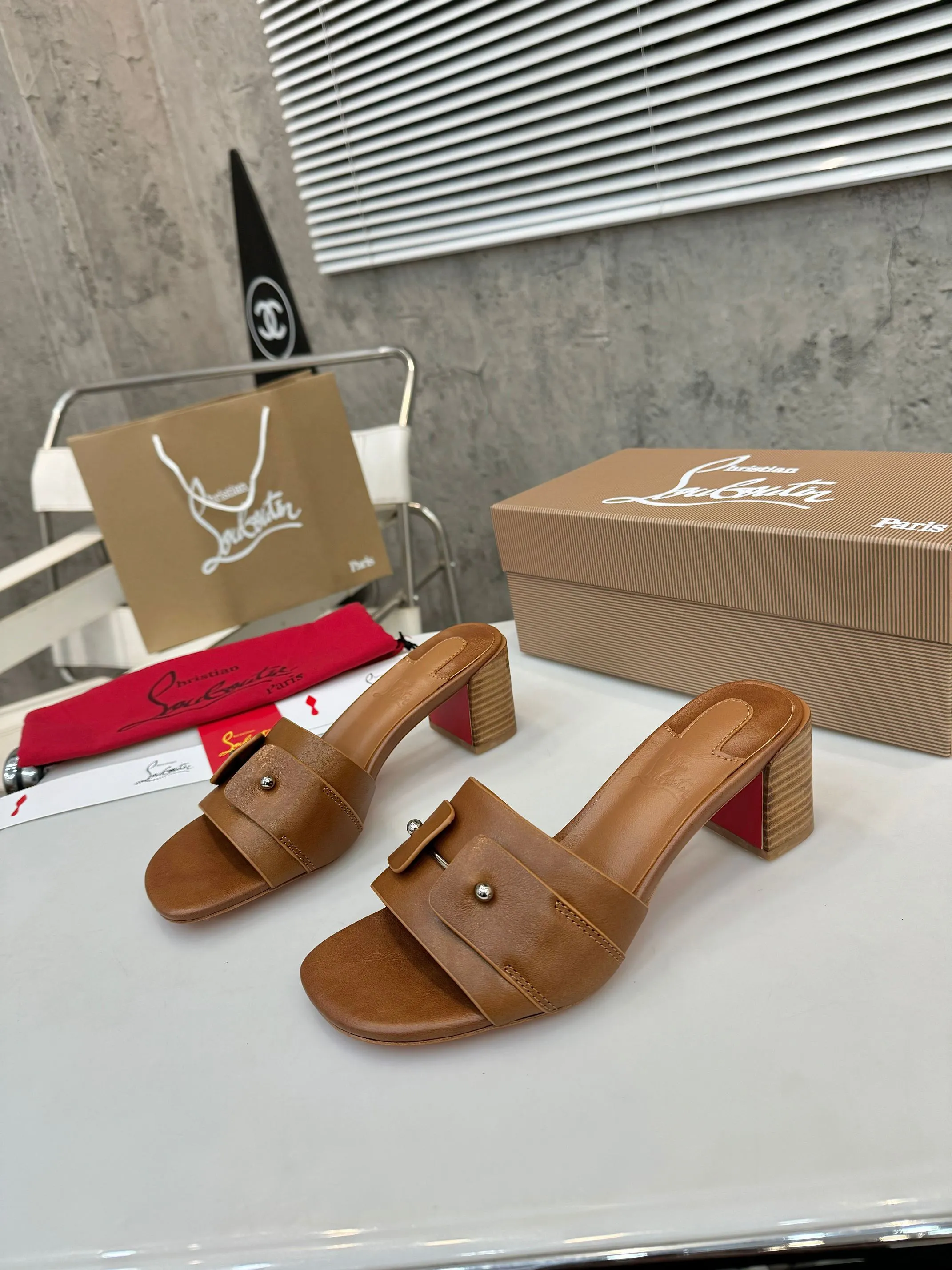 👟👟Ex-factory price 420👟👟 Genuine leather base +40 Top version Purchasing level ⚡③ colors to choose from. Christian Louboutin (CL) logo design is launched this year. The latest catwalk style of red-soled shoes 💥abbreviated as CL. This year's T-stage catwalk style of red-soled shoes👠 has a fresh and refreshing feel, and is perfect on the feet. 💃elegant and crystal clear. All accessories, materials and patterns are all customized at the original 1:1, zero distance from the original version. 1⃣ Upper: cowhide + unique logo 2⃣ Inner: sheepskin 3⃣Outsole: Original one-to-one molded genuine leather rubber non-slip two-color label outsole 4⃣🔺Original packaging 5⃣Number of yards: 35-42 (refundable or exchangeable if ordering 42)